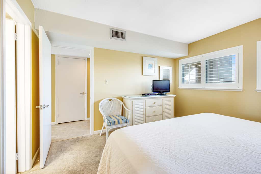 Welcoming Fourth-floor Condo with outdoor Pool & Tennis