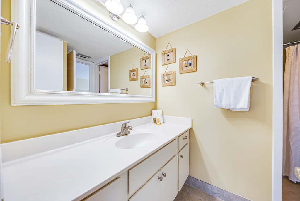 Welcoming Fourth-floor Condo with outdoor Pool & Tennis
