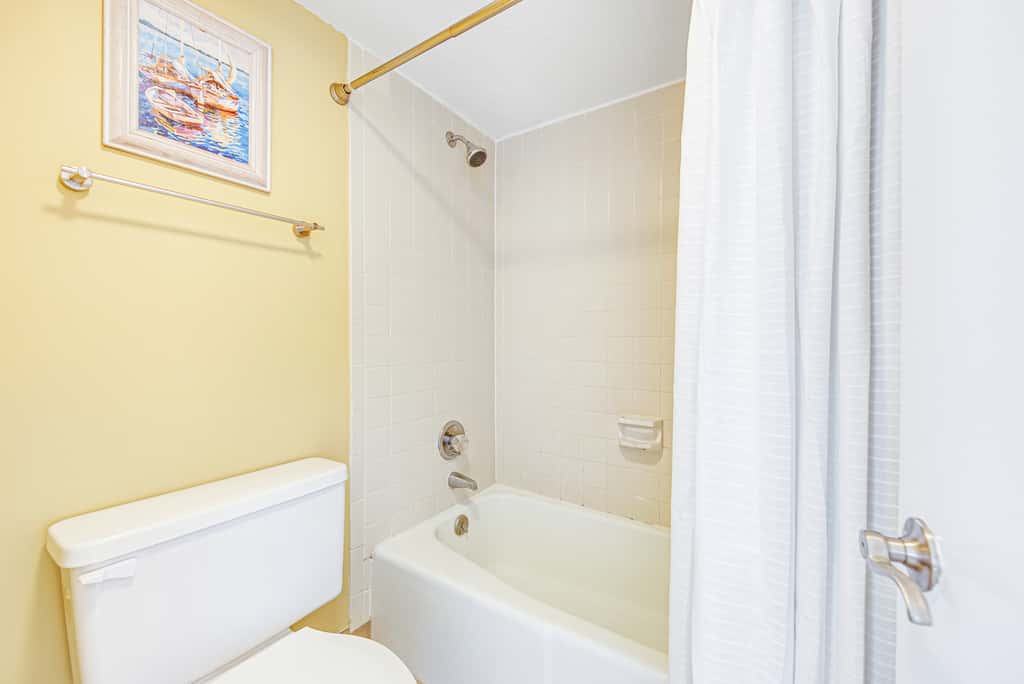 Welcoming Fourth-floor Condo with outdoor Pool & Tennis