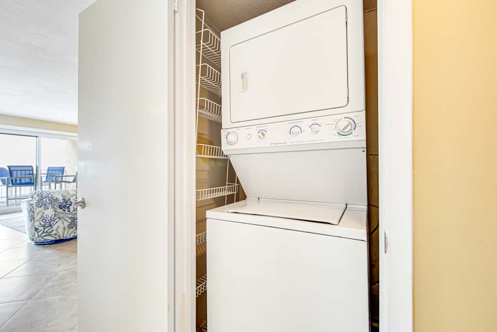 Welcoming Fourth-floor Condo with outdoor Pool & Tennis