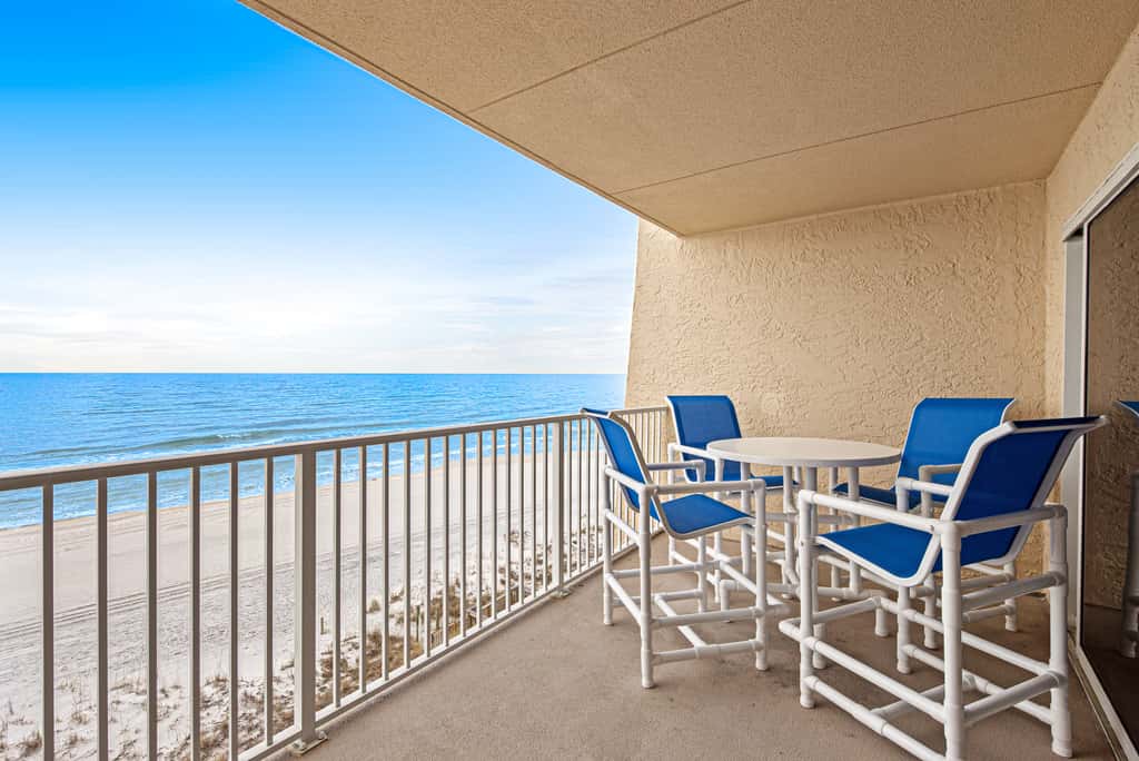 Welcoming Fourth-floor Condo with outdoor Pool & Tennis