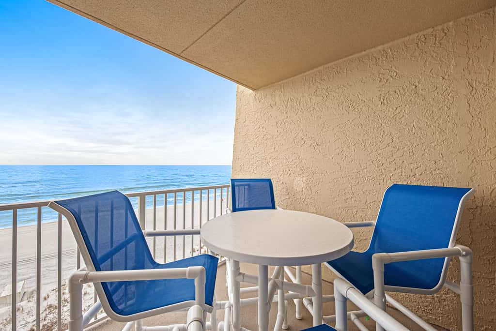 Welcoming Fourth-floor Condo with outdoor Pool & Tennis