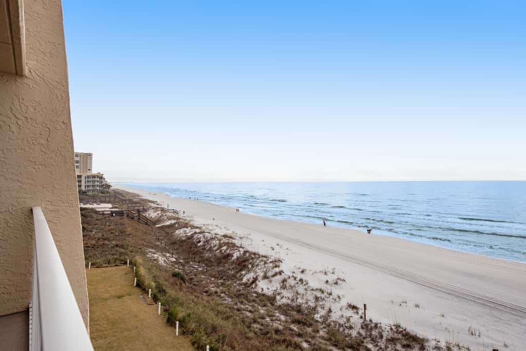 Welcoming Fourth-floor Condo with outdoor Pool & Tennis