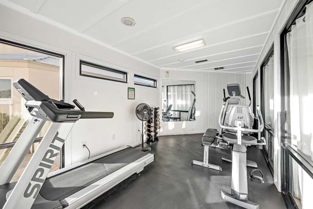 Welcoming Fourth-floor Condo with outdoor Pool & Tennis