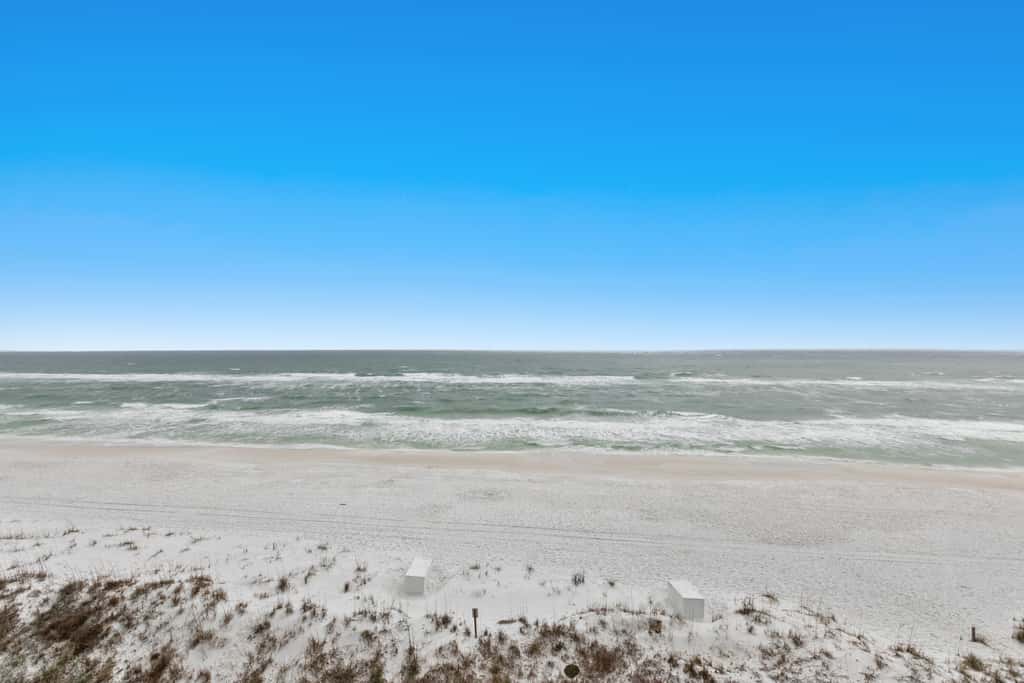 Fifth-floor, oceanfront condo with fast WiFi & pool  -  snowbirds OK