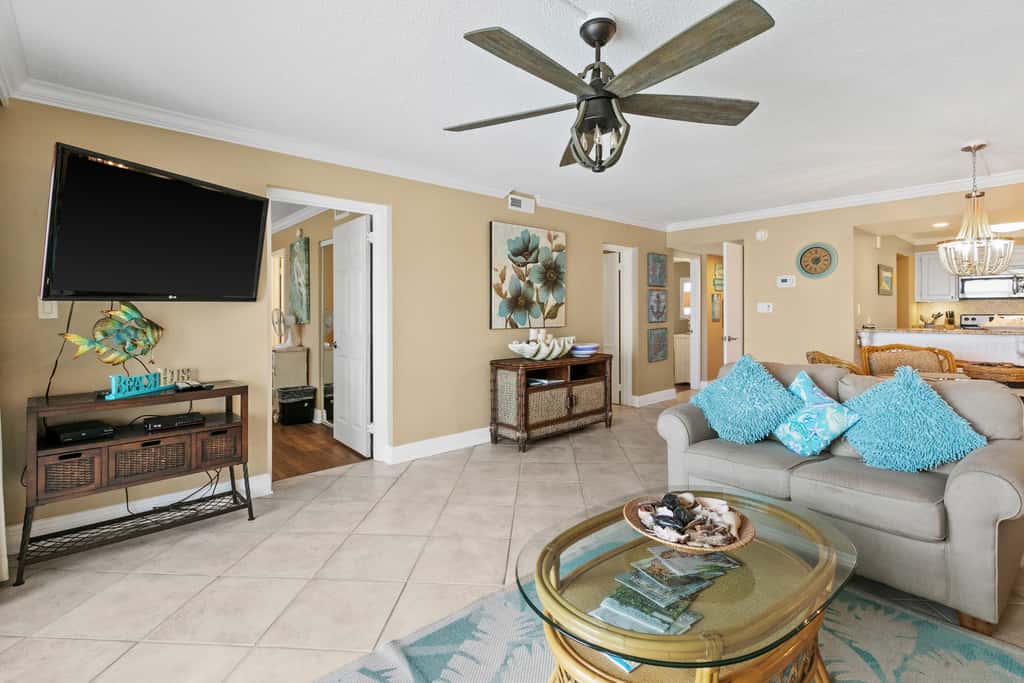Fifth-floor, oceanfront condo with fast WiFi & pool  -  snowbirds OK