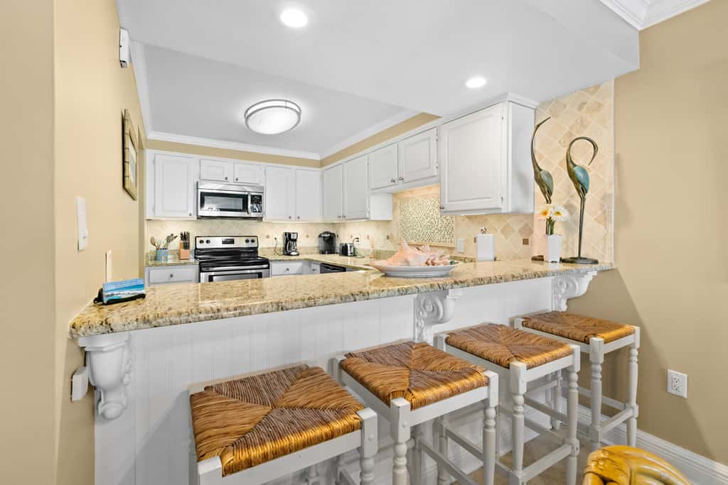 Fifth-floor, oceanfront condo with fast WiFi & pool  -  snowbirds OK