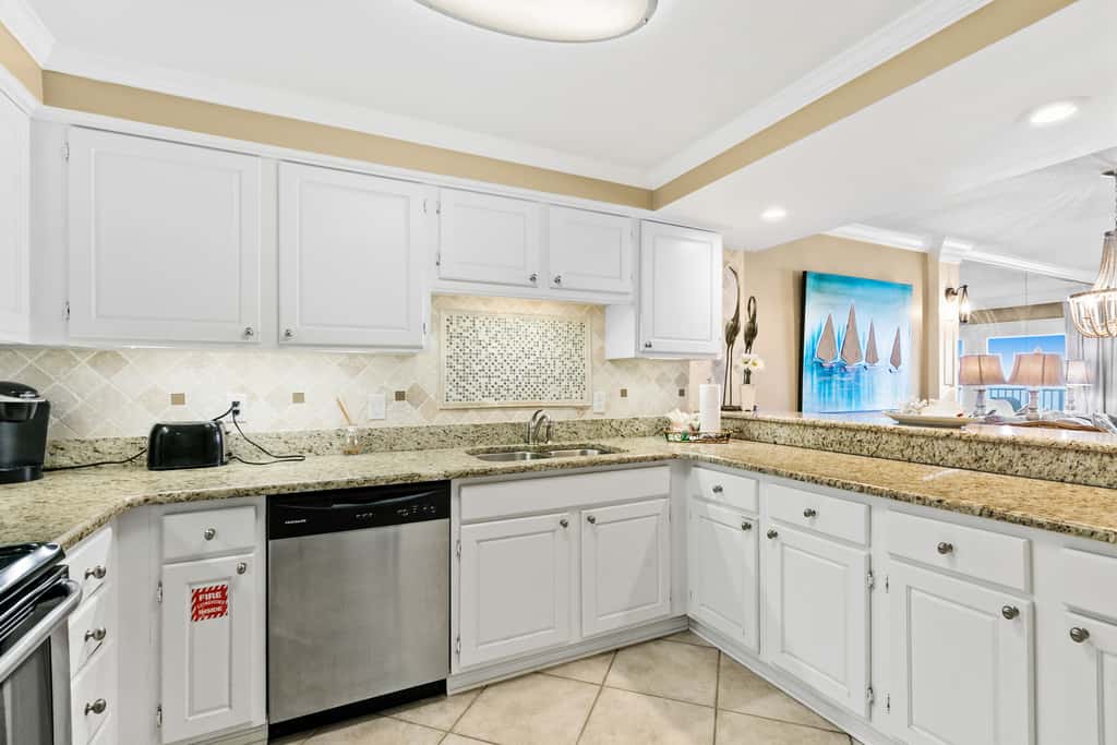 Fifth-floor, oceanfront condo with fast WiFi & pool  -  snowbirds OK