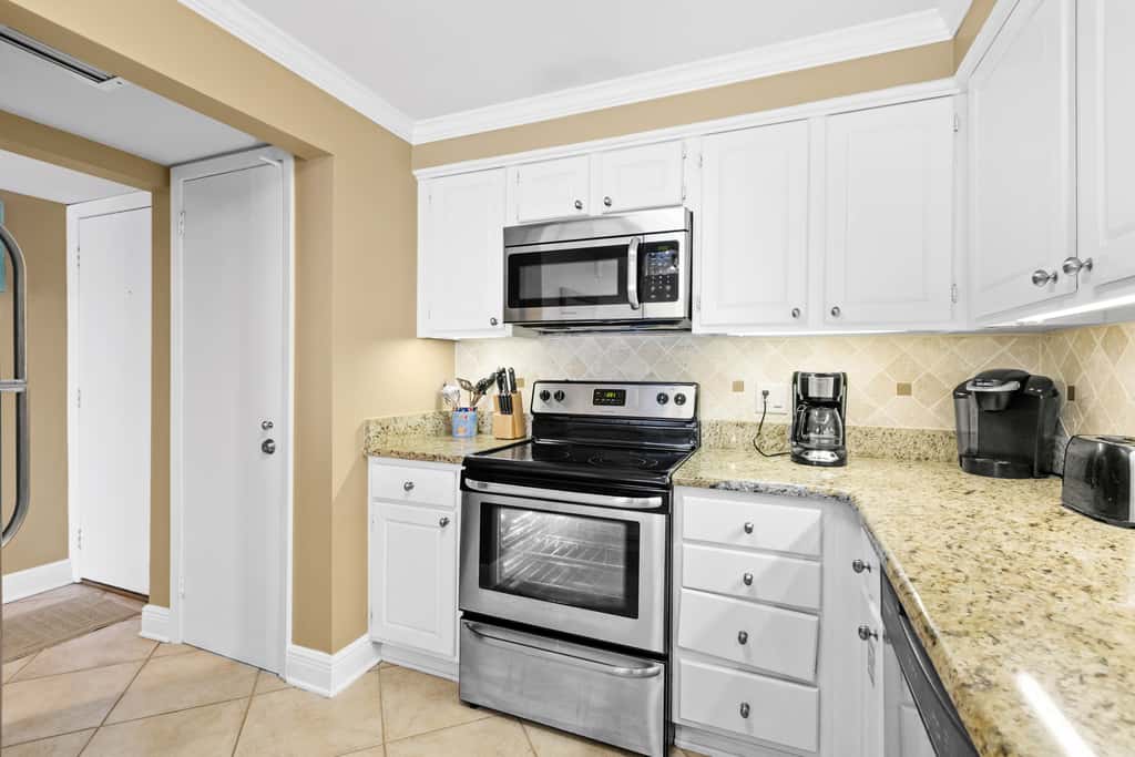 Fifth-floor, oceanfront condo with fast WiFi & pool  -  snowbirds OK