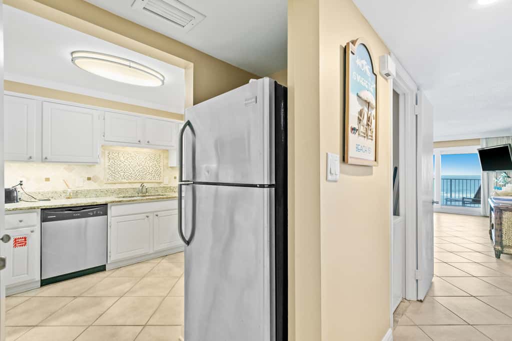 Fifth-floor, oceanfront condo with fast WiFi & pool  -  snowbirds OK