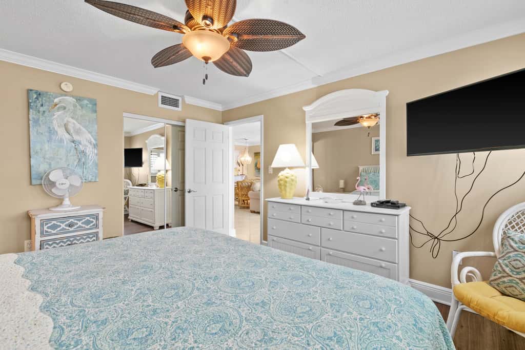 Fifth-floor, oceanfront condo with fast WiFi & pool  -  snowbirds OK