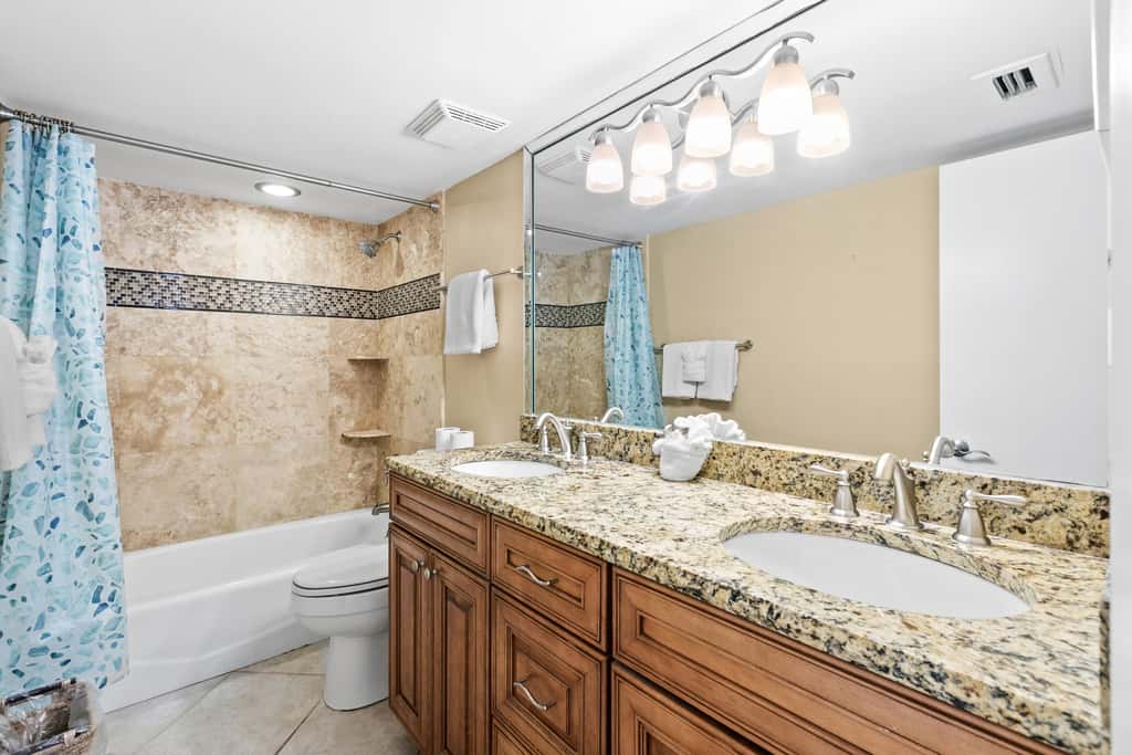 Fifth-floor, oceanfront condo with fast WiFi & pool  -  snowbirds OK