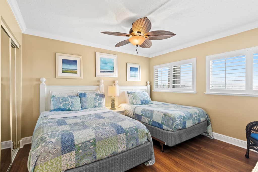 Fifth-floor, oceanfront condo with fast WiFi & pool  -  snowbirds OK