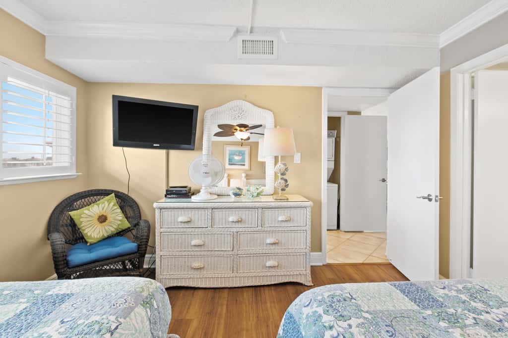 Fifth-floor, oceanfront condo with fast WiFi & pool  -  snowbirds OK