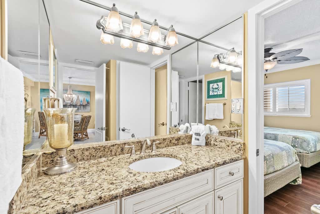Fifth-floor, oceanfront condo with fast WiFi & pool  -  snowbirds OK
