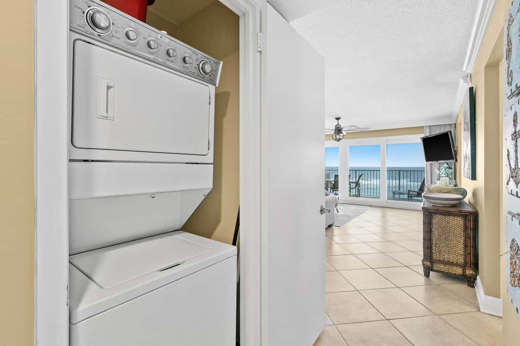 Fifth-floor, oceanfront condo with fast WiFi & pool  -  snowbirds OK