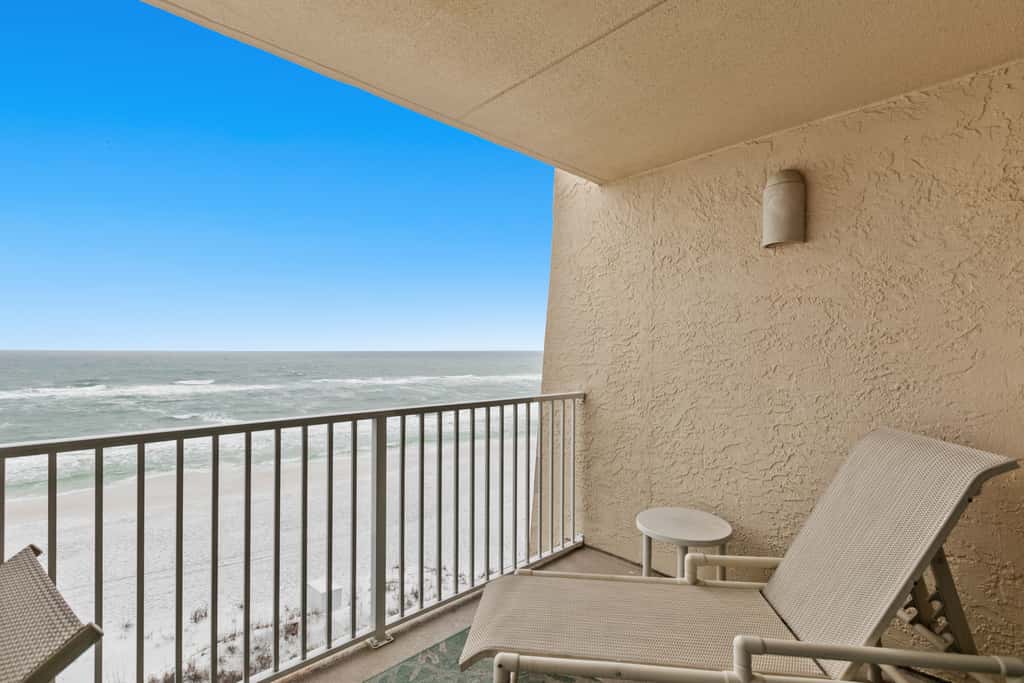 Fifth-floor, oceanfront condo with fast WiFi & pool  -  snowbirds OK