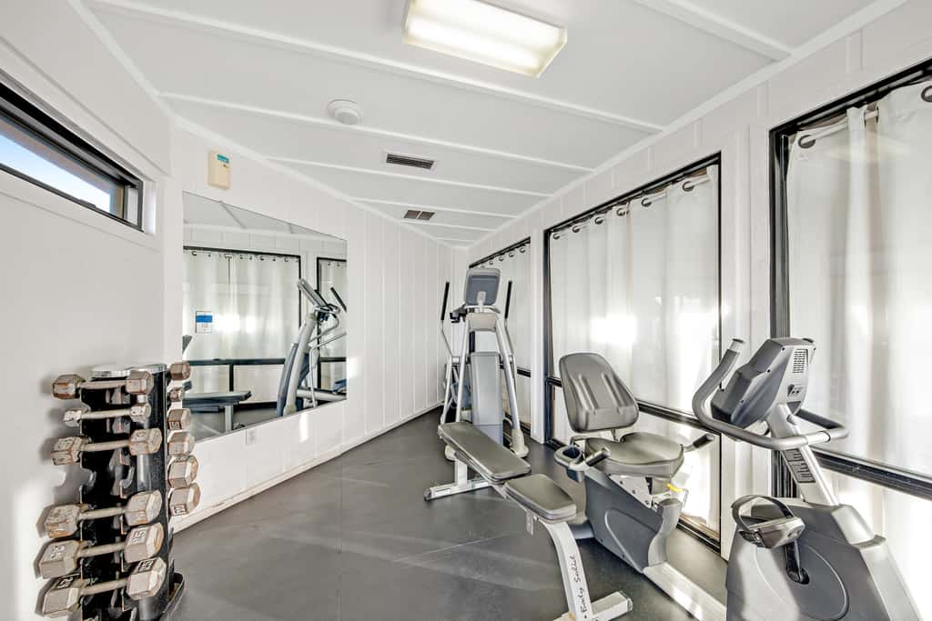 Fifth-floor, oceanfront condo with fast WiFi & pool  -  snowbirds OK