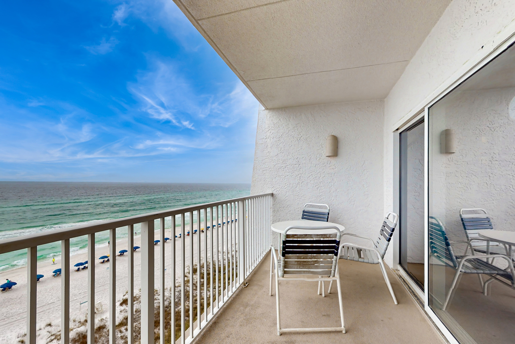 Sixth-Floor Oceanfront Condo with washer&dryer, Central AC, pool