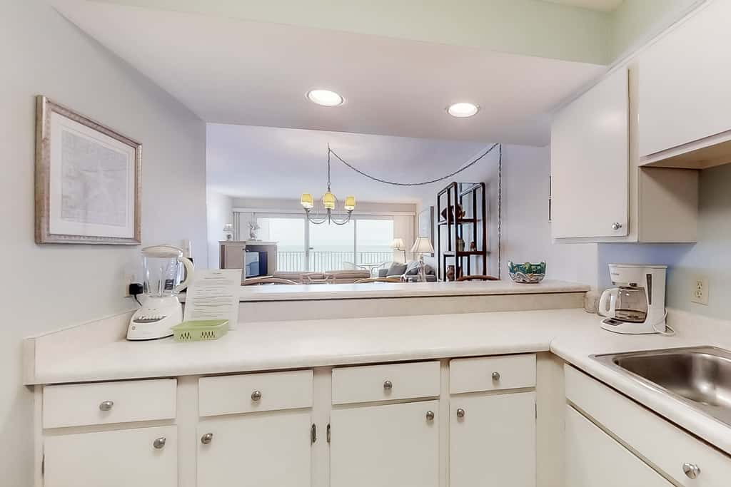 Bright oceanfront condo on 3rd floor with Gulf views, outdoor pool & gym