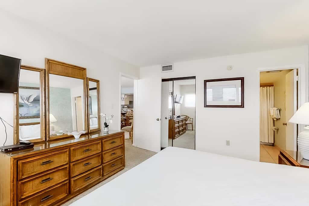 Bright oceanfront condo on 3rd floor with Gulf views, outdoor pool & gym