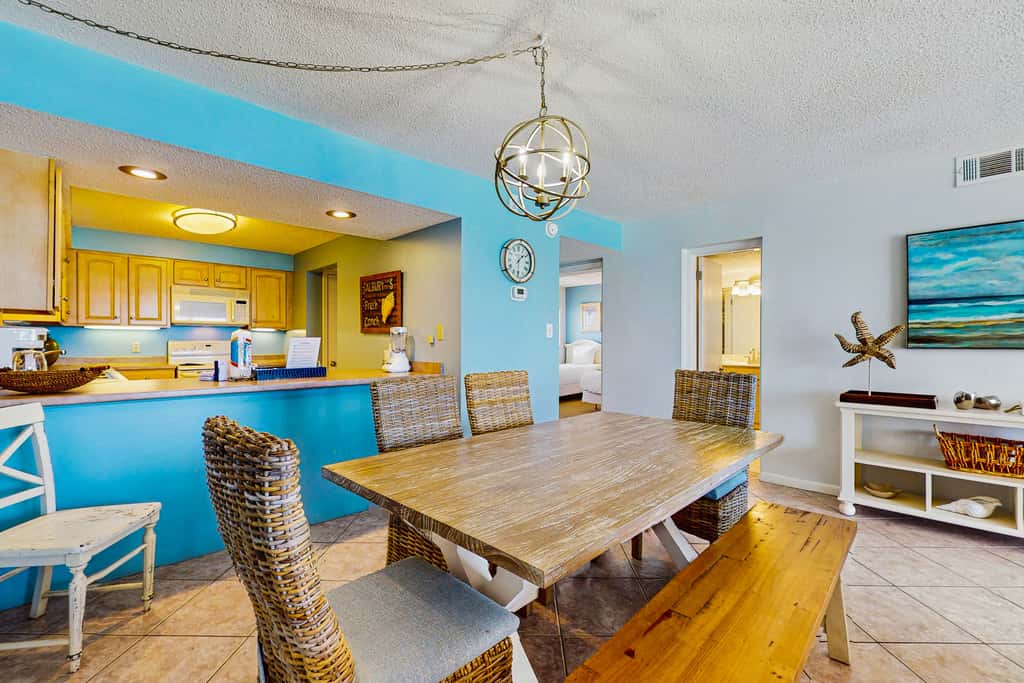 Gulf & Beachfront Condo on Fourth Floor with ocean Views, pool