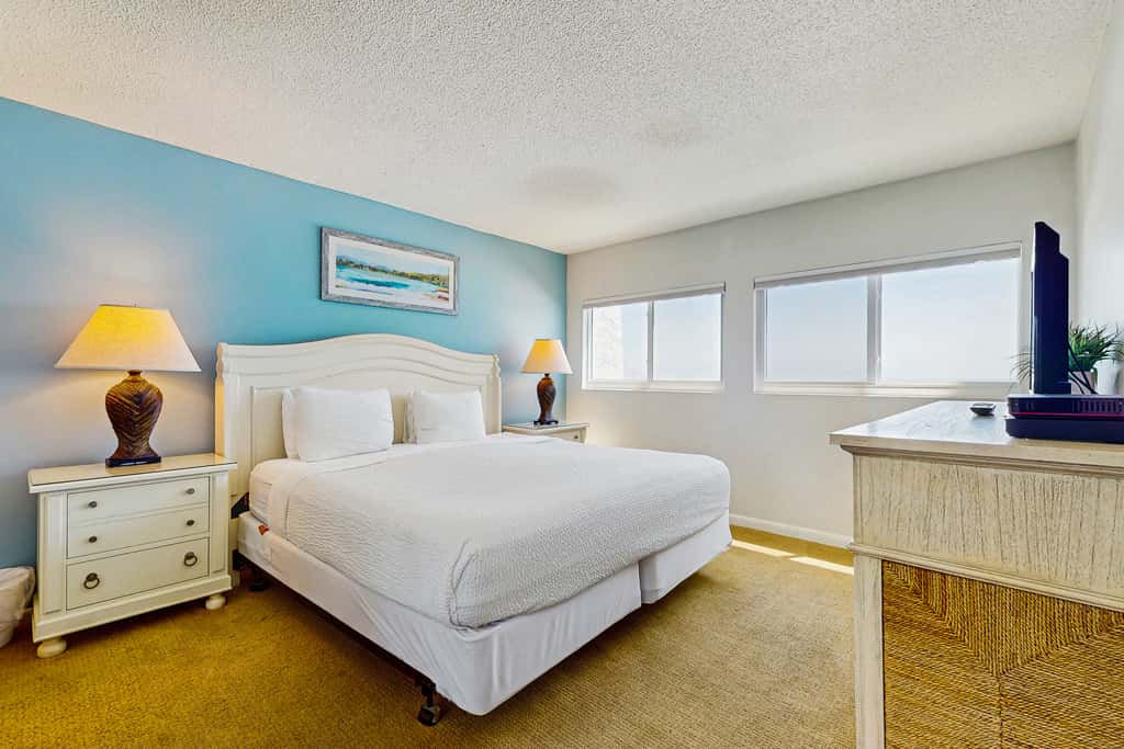 Gulf & Beachfront Condo on Fourth Floor with ocean Views, pool