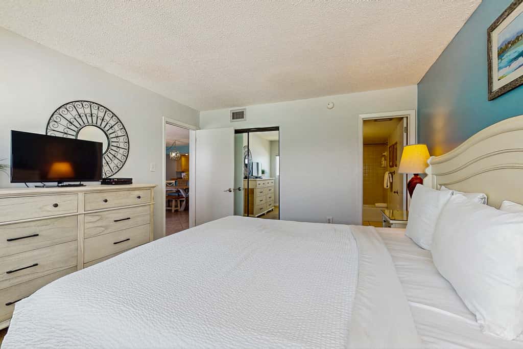 Gulf & Beachfront Condo on Fourth Floor with ocean Views, pool