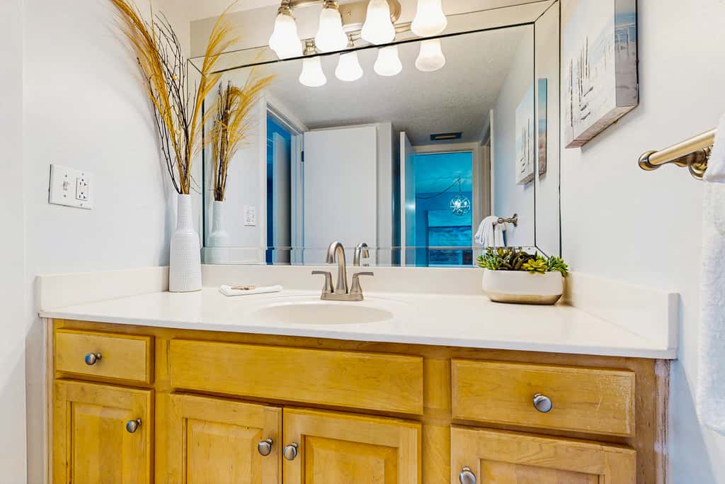 Gulf & Beachfront Condo on Fourth Floor with ocean Views, pool