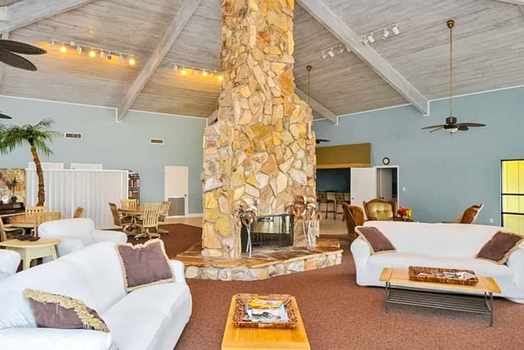 Gulf & Beachfront Condo on Fourth Floor with ocean Views, pool