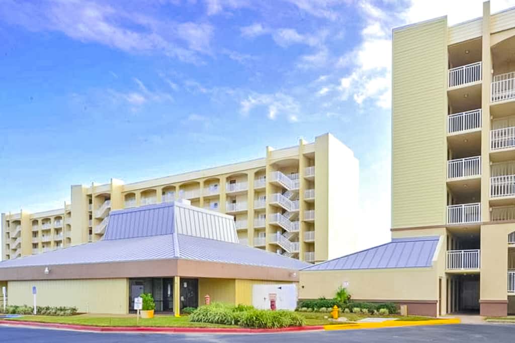 Gulf & Beachfront Condo on Fourth Floor with ocean Views, pool