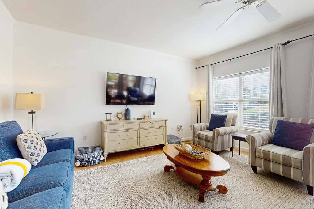 Comfortable ground floor condo with pool & hot tub access, W&D, WiFi, and AC