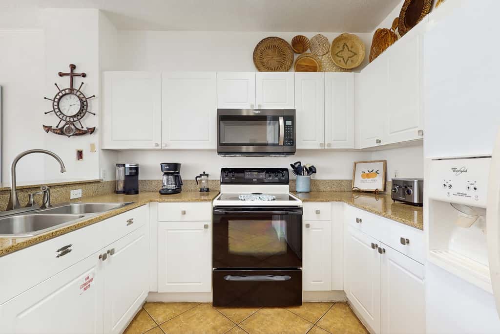 Comfortable ground floor condo with pool & hot tub access, W&D, WiFi, and AC