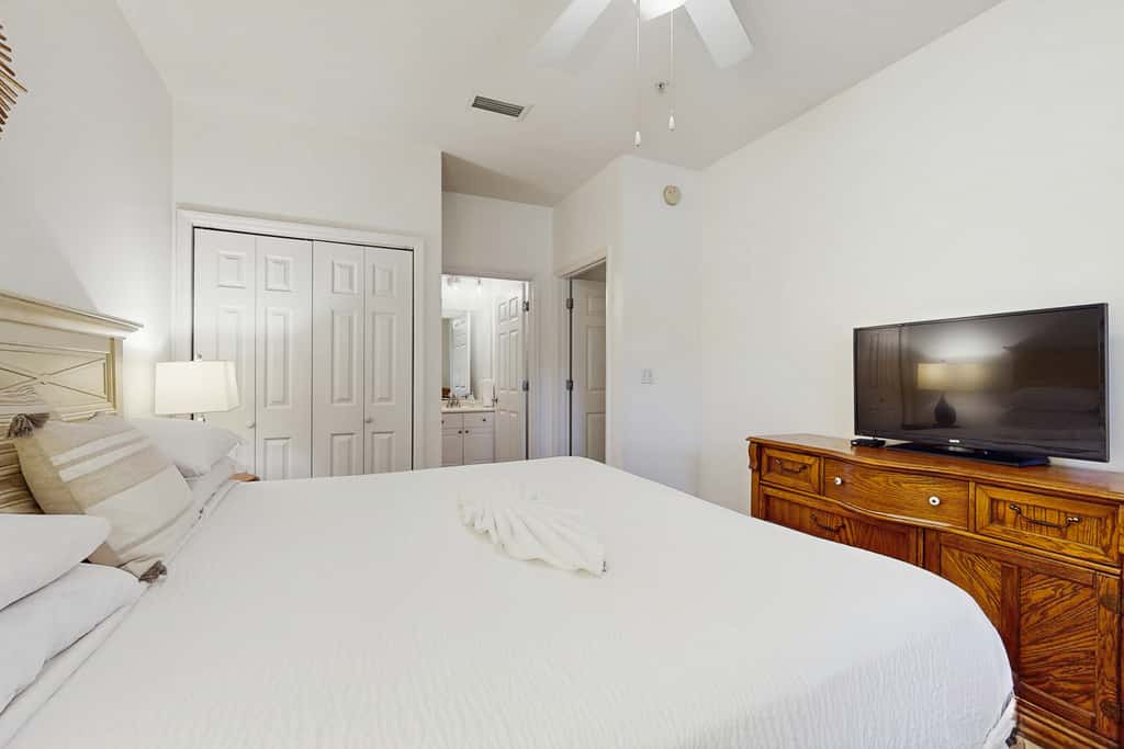 Comfortable ground floor condo with pool & hot tub access, W&D, WiFi, and AC