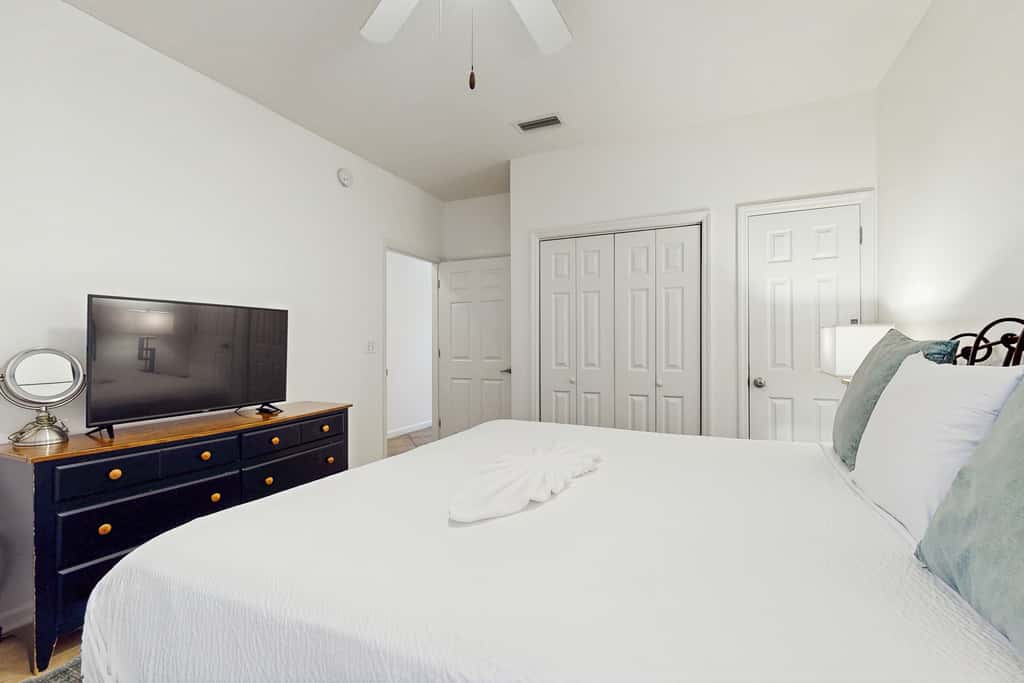 Comfortable ground floor condo with pool & hot tub access, W&D, WiFi, and AC