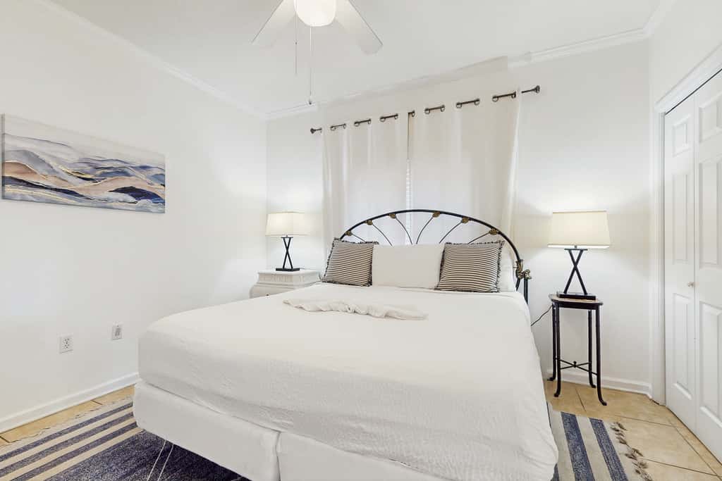 Comfortable ground floor condo with pool & hot tub access, W&D, WiFi, and AC