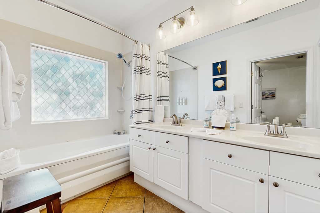Comfortable ground floor condo with pool & hot tub access, W&D, WiFi, and AC