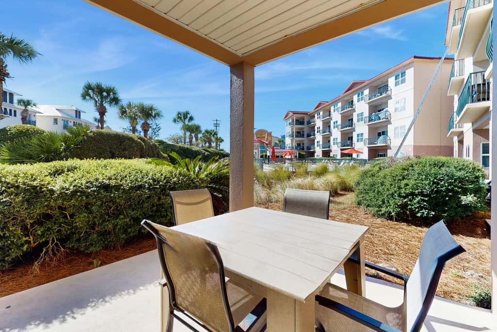 Comfortable ground floor condo with pool & hot tub access, W&D, WiFi, and AC
