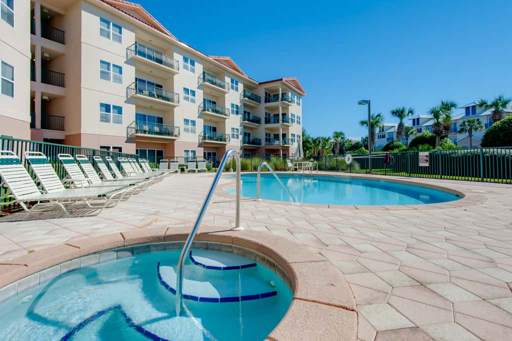 Comfortable ground floor condo with pool & hot tub access, W&D, WiFi, and AC