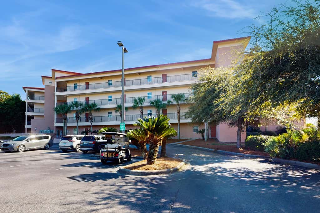 Comfortable ground floor condo with pool & hot tub access, W&D, WiFi, and AC