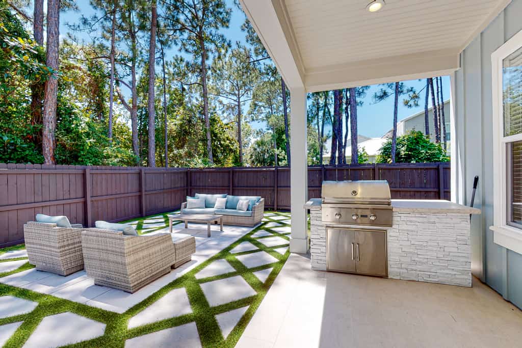 Luxurious home, pet friendly with enclosed yard, patio, & neighborhood pool