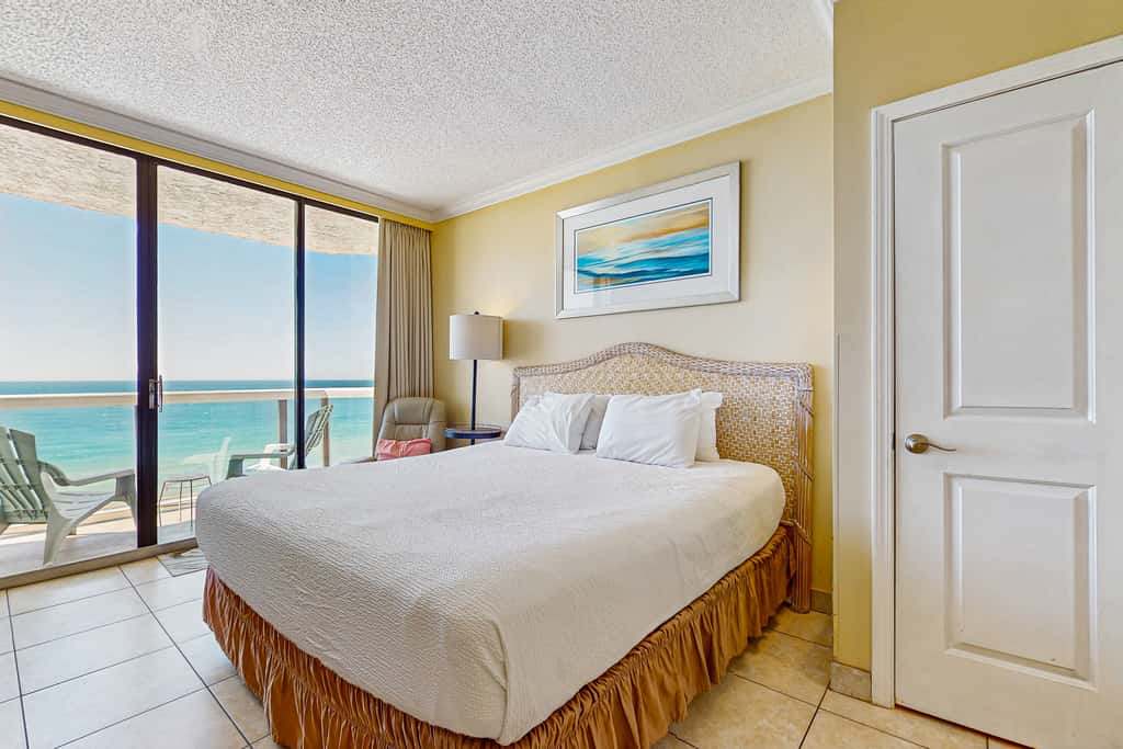 Beautiful resort studio with an amazing ocean view,  heated pool, hot tubs, & fitness center