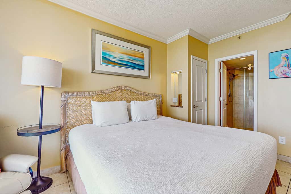 Beautiful resort studio with an amazing ocean view,  heated pool, hot tubs, & fitness center