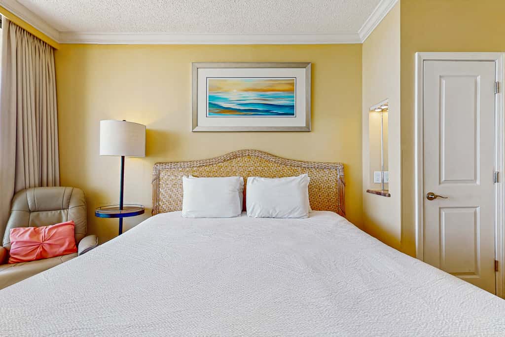 Beautiful resort studio with an amazing ocean view,  heated pool, hot tubs, & fitness center