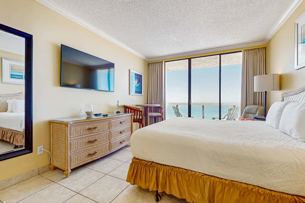 Beautiful resort studio with an amazing ocean view,  heated pool, hot tubs, & fitness center