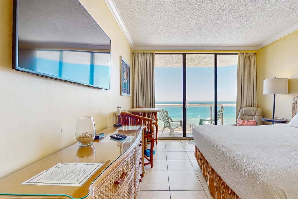 Beautiful resort studio with an amazing ocean view,  heated pool, hot tubs, & fitness center