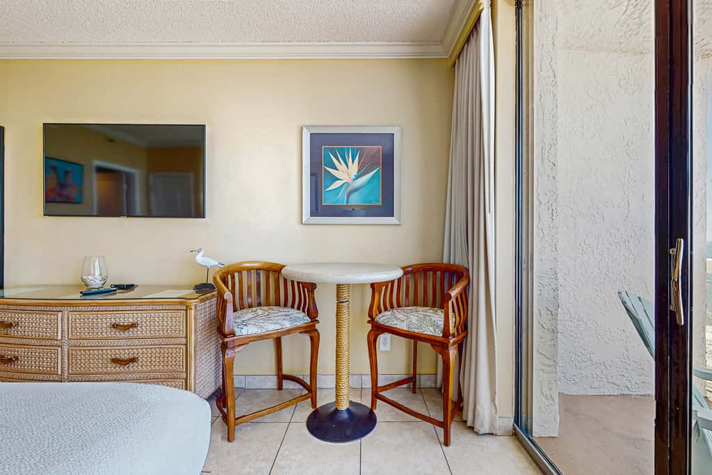 Beautiful resort studio with an amazing ocean view,  heated pool, hot tubs, & fitness center
