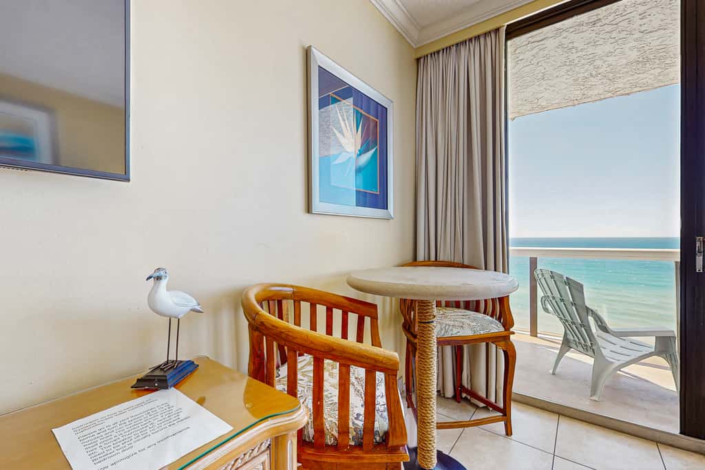 Beautiful resort studio with an amazing ocean view,  heated pool, hot tubs, & fitness center