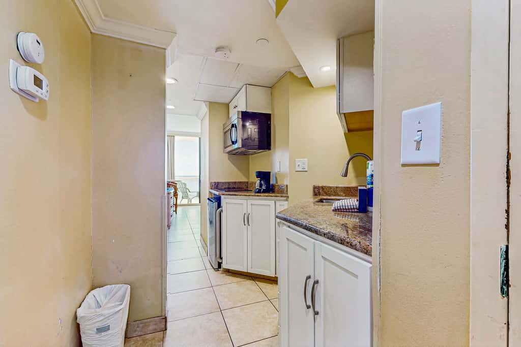Beautiful resort studio with an amazing ocean view,  heated pool, hot tubs, & fitness center