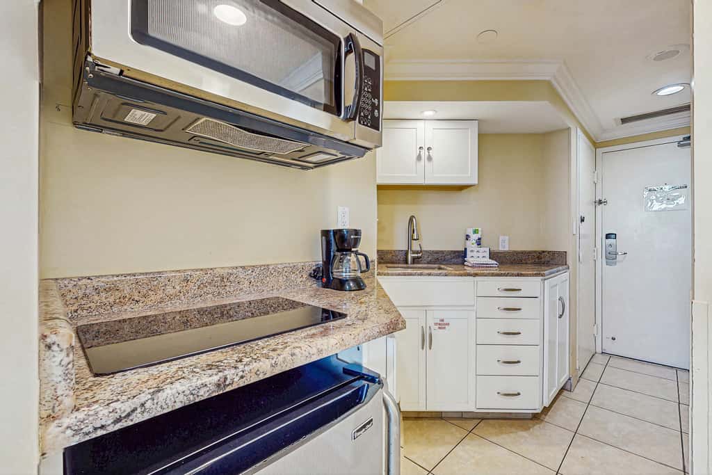 Beautiful resort studio with an amazing ocean view,  heated pool, hot tubs, & fitness center